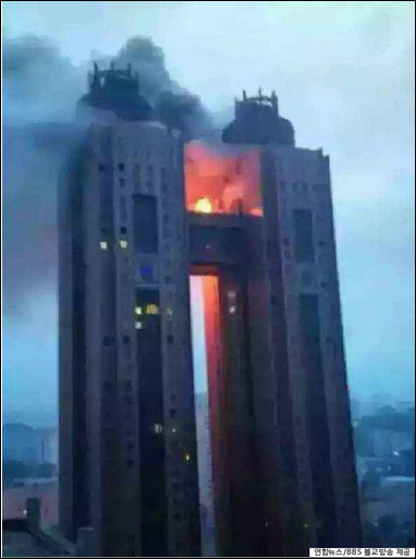 A smuggled photo of the fire June 11 at the Koryo hotel, Pyongyang, North Korea (Photo: Huffington Post Korea)