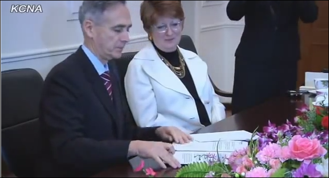 AP president Tom Curley with AP Executive Editor Kathleen Connell, signing agreement to open a news bureau in Pyongyang January 16, 2012 (Photo KCNA)