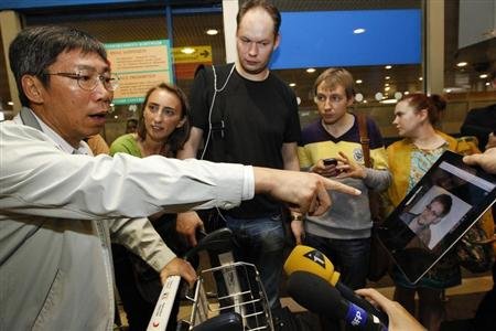 Reporters on the trail of Snowden at Moscow airport