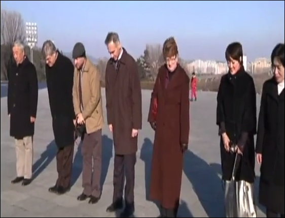 Top AP executives bowing in front of a statue of Kim Il Sung in Pyongyang. The official include the AP head of international news, the CEO and President, the executive editor, and the then Pyongyang AP bureau chief