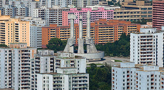 Political imagery dominates the Pyongyang skyline | Picture: E. Lafforgue