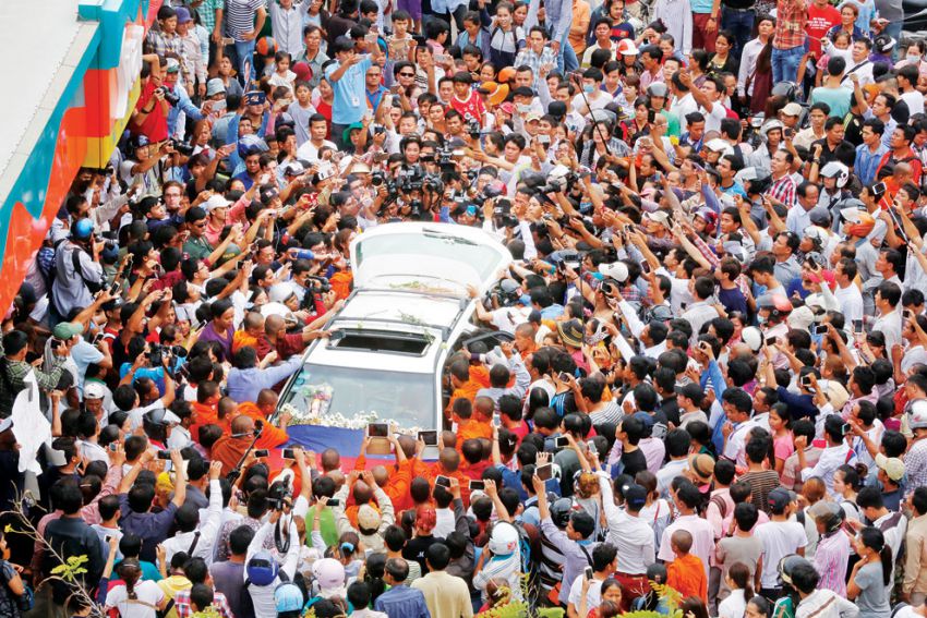 Independent political analyst Kem Ley's body mobbed by spontaneous mourners in Phnom Pen July 10, 2016