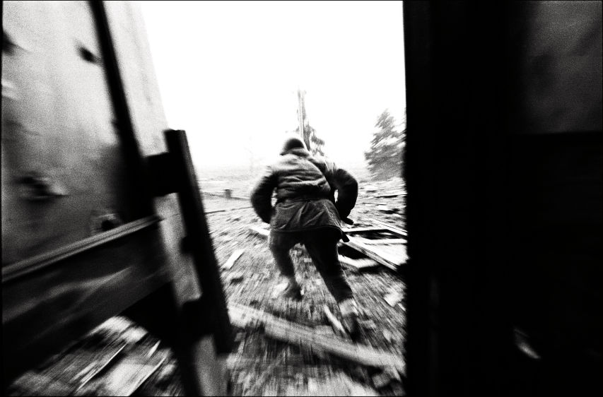 Grozny. January 1995. Chechen fighter flees the presidential palace. Photo By: Christopher Morris/VII For Time Magazine/Robert Stevens